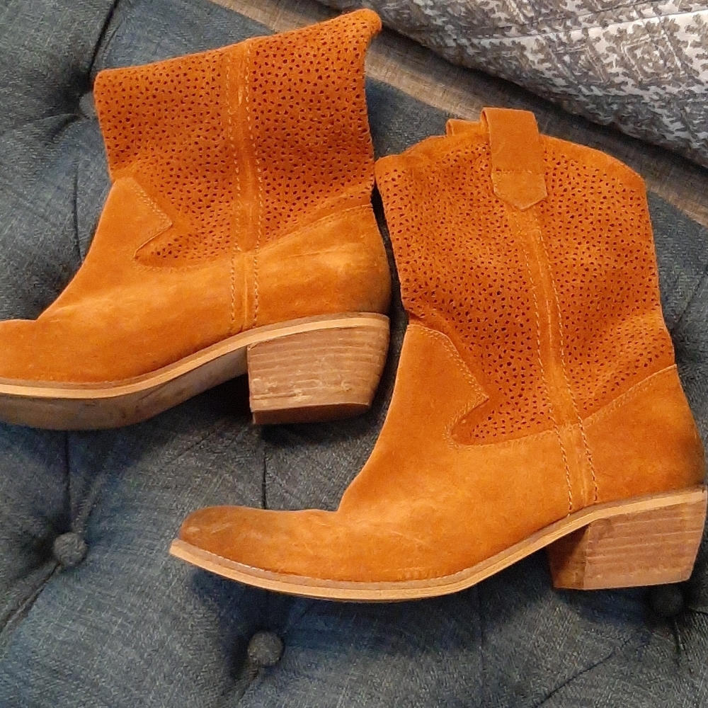 BCBG BOOTS